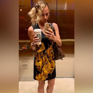 Beautiful dress. Great for business casual or going to happy hour after work.